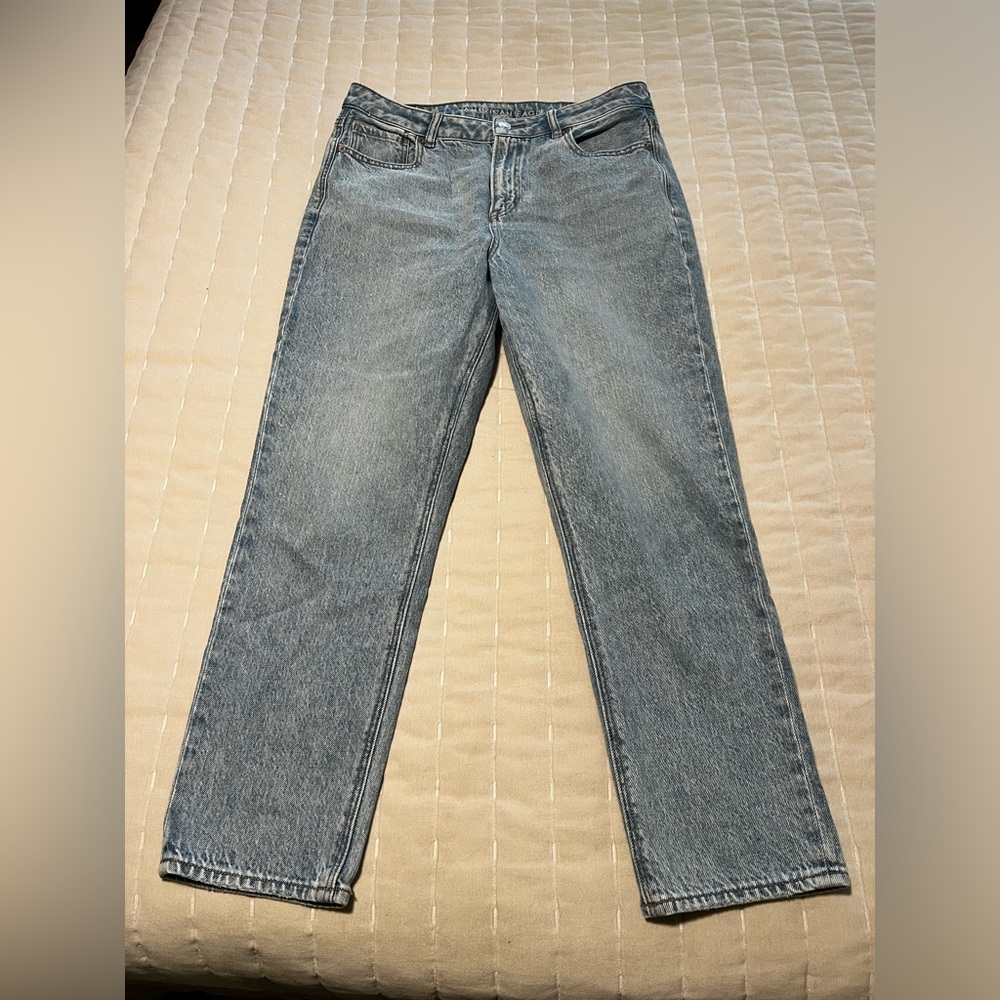 American Eagle Light Wash Strigid Mom Jean Size 10
